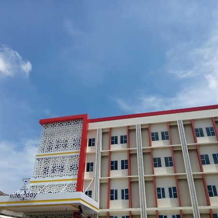 Отель Nite And Day Batam Jodoh Square Экстерьер фото