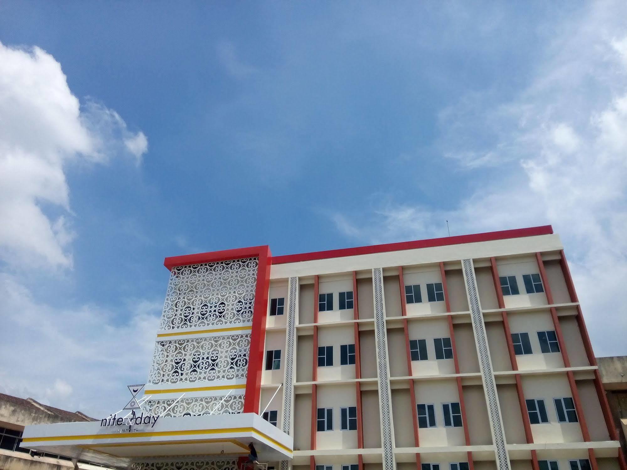 Отель Nite And Day Batam Jodoh Square Экстерьер фото